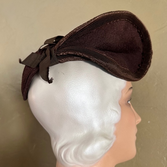 UNIQUE 1930s\' BROWN STRAW & FABRIC TOQUE WITH GROSGRAIN BOWS main image 5